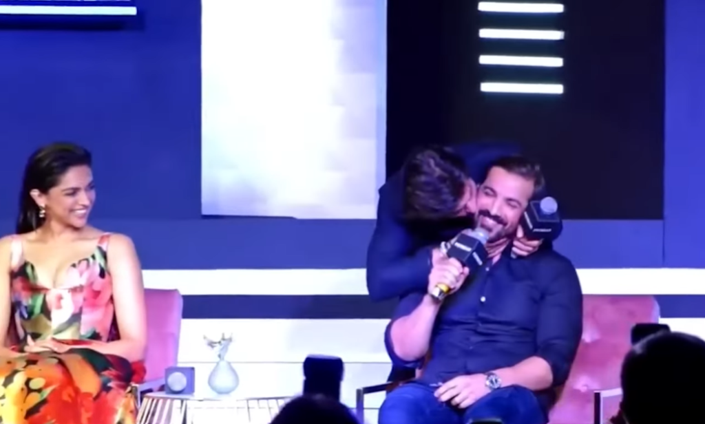 Surprise Kiss by SRK at Pathan Conference